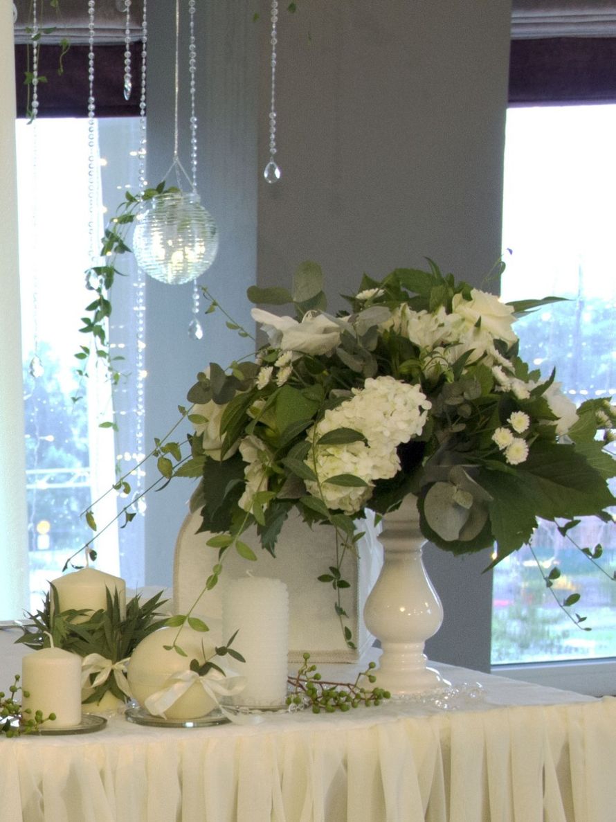 Оформление свадебного стола из живых цветов. Декор -свечи, бусины, зелень. - фото 17807840 Цветочная мастерская "Крокус"