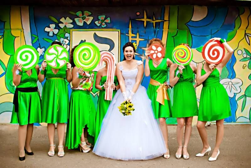 Невеста в открытом белом пышном платье, перчатках, с букетиком в руках и подружки в коротких, миди и длинном с расклешенным низом - фото 1774567 Фото и видеосъёмка Banti