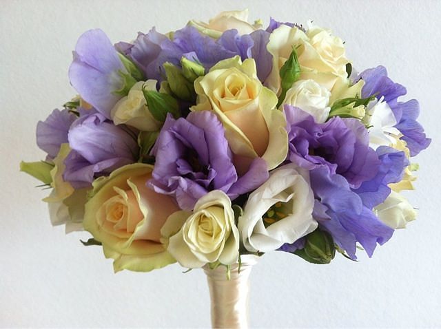 Кремовые розы, роза веточная, Эустома белая, фиолетовая, зелень. - фото 3210611 Мастерская праздника "Райский цветок"