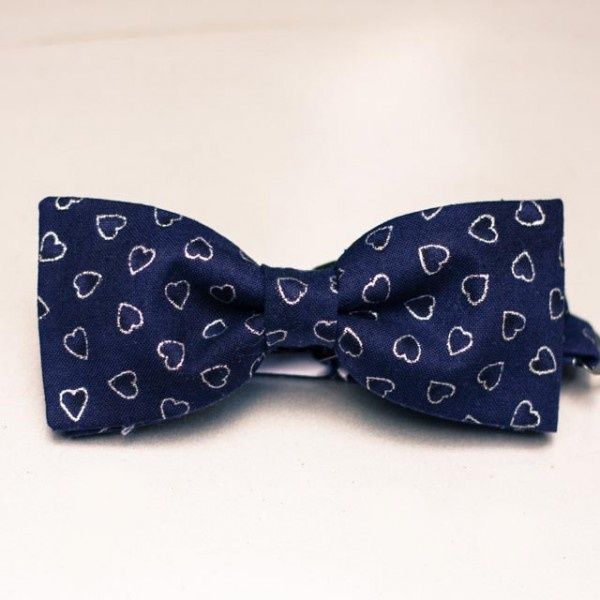 Темно-синяя галстук-бабочка в белое сердце  - фото 2592375 Магазин свадебных аксессуаров Hibride