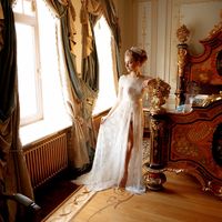 Будуарное платье "Анабель" - кружевное будуарное платье для настоящей королевы! 
В этом платье прекрасны все элементы: 
- кружево высокого качества;
- роскошный длинный шлейф;
- утонченная открытая спинка;
- атласный поясок.

• Материал - кружево.  
• Цве