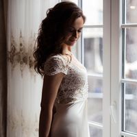В наличии классическое будуарное платье под названием "Лонда", которое идеально подойдет для фотосессии "утро невесты". Верх платья выполнен из кружева, а низ - из тонкого мягкого шелка. Модель может быть изготовлена в белом или молочном цвете. 

Материал