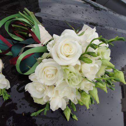 Букет невесты из белых роз и фрезии