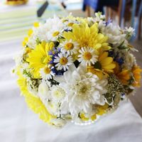 Желто-белый букет невесты из ромашек и астр