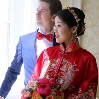 По Китайской традиции наряд невесты должен быть красным, ведь это цвет счастья.