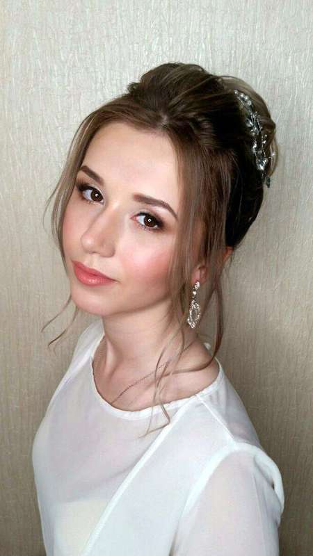 Высокий текстурный пучок и классический свадебный макияж для Лены - фото 16551862 Стилист Екатерина Харченко