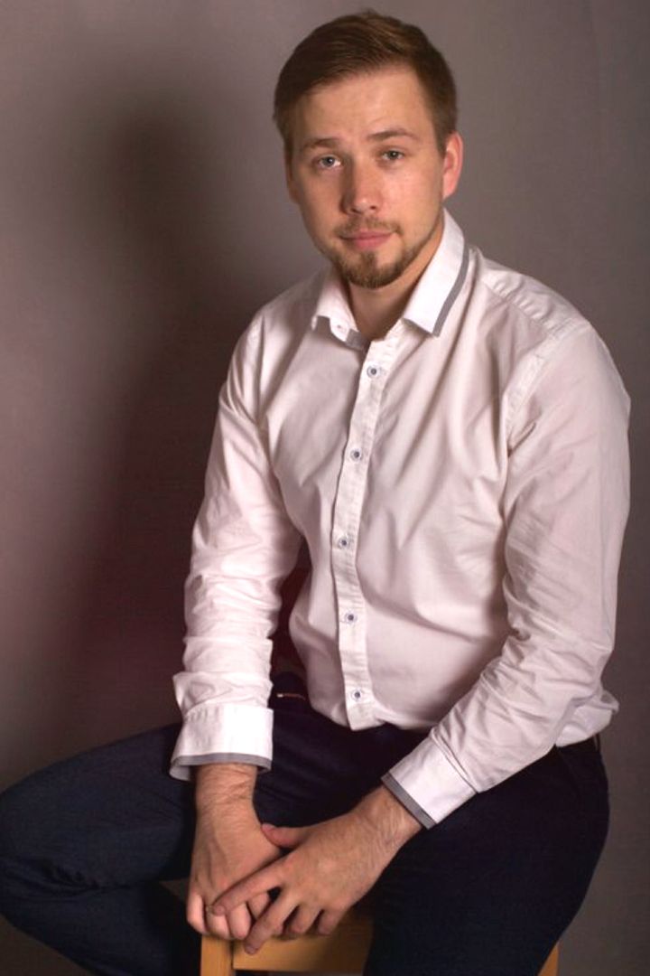 Кинг певец ведущий. Фронтмен ведущий. Фронтмен ведущий. Скороходов оперный певец 2023. Скороходов оперный певец.