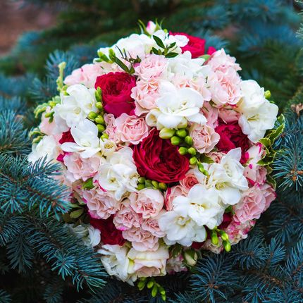 Букет невесты с пионовидной розой и фрезией