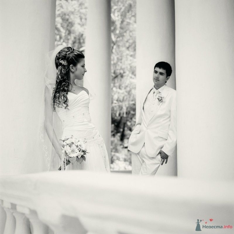Жених и невеста стоят возле белых колонн и смотрят друг на друга - фото 52995 AngeLady