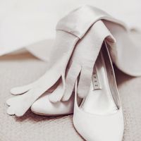 Белые туфли-лодочки и перчатки невесты