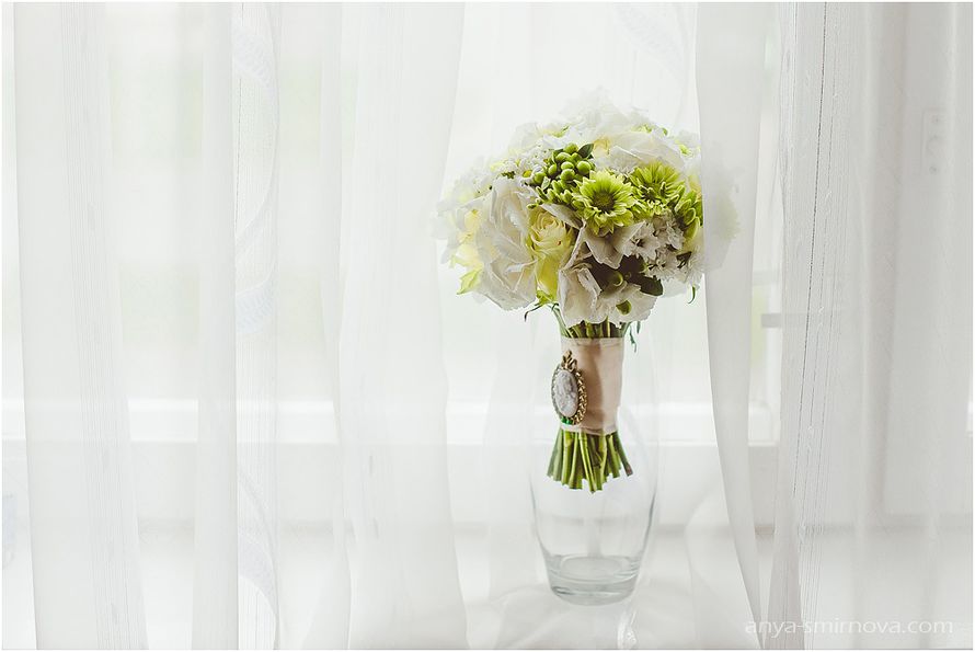 В стеклянной вазе букет невесты из зеленых хризантем, белых гортензий, бело-желтых роз, декорированный бежевой атласной лентой и - фото 2312578 Аня Смирнова свадебный и семейный фотограф