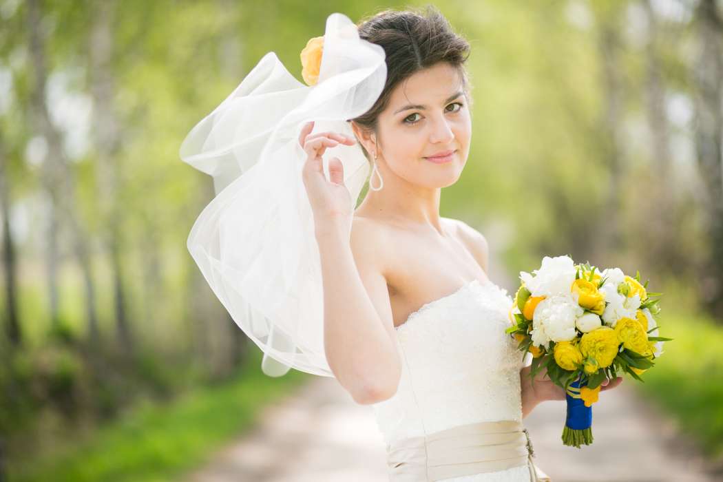 Букет невесты из белых роз и желтых ранункулюсов, декорированный синей атласной лентой и желтой брошью бабочкой - фото 1097523 Анастасия6667