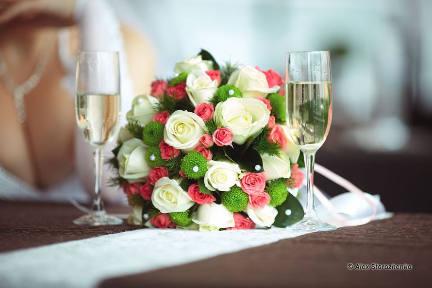 Букет невесты в круглом стиле из зеленых хризантем, белых и розовых роз, декорированный белыми бусинами - фото 835223 Фотограф Alex Storozhenko