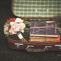 Композиция с букетом, чемоданом и старыми книгами, оформленная в стиле Шебби-шик
