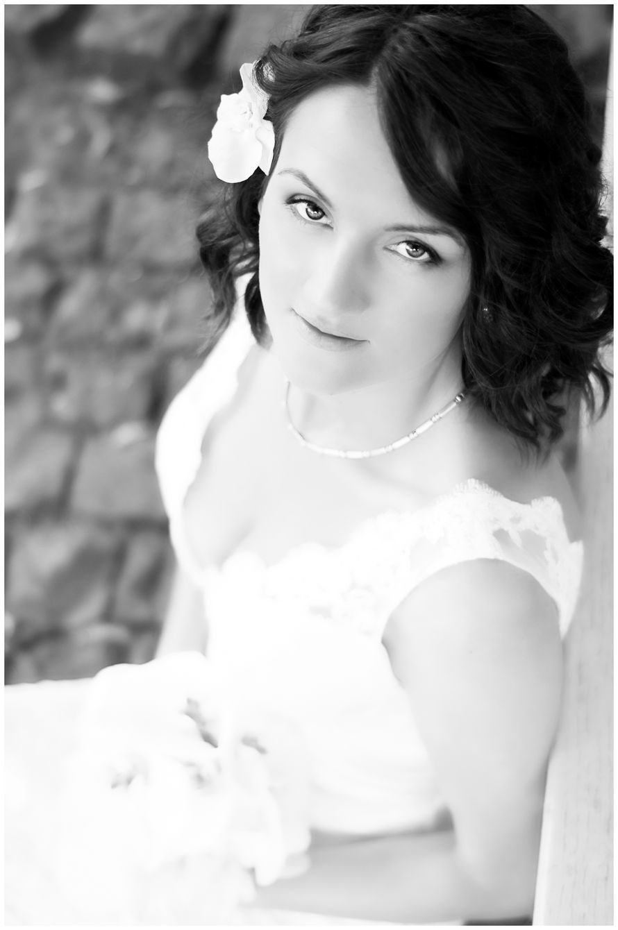 Романтический образ невесты выражен в прическе из распущенных локонов средней длинны украшенных белыми цветами - фото 1252733 Фотограф Иванна Русын