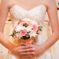 Букет невесты из розовых роз, белых астр и белых ранункулюсов