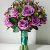 Свадебный букет - сиреневые розы и гиперикум