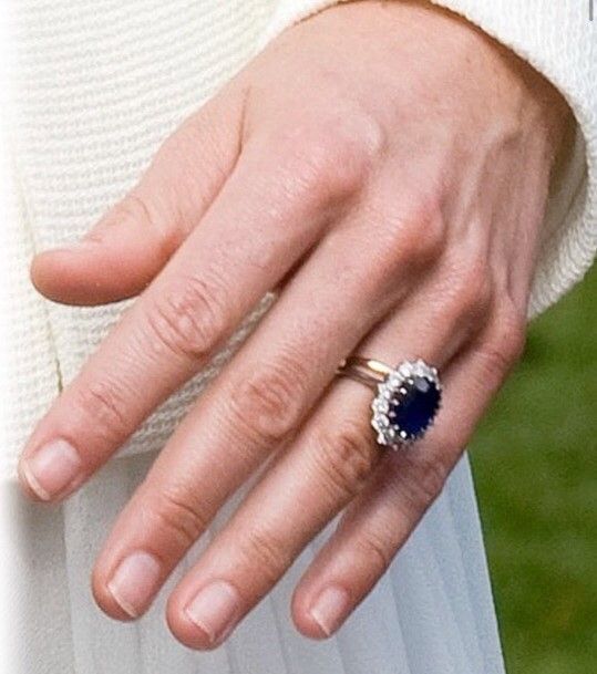 Сапфир на пальце. Кольцо Кейт Миддлтон с сапфиром. Кольцо Кэтрин Миддлтон. Помолвочное кольцо Кейт Миддлтон. Обручальное кольцо Кейт Миддлтон.