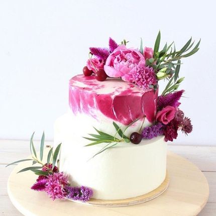 Многоярусный свадебный торт с цветами