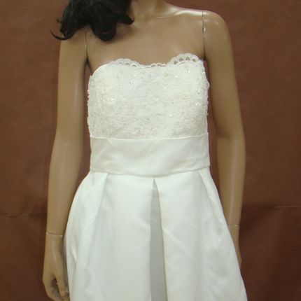 Короткое свадебное платье из кружева и атласа