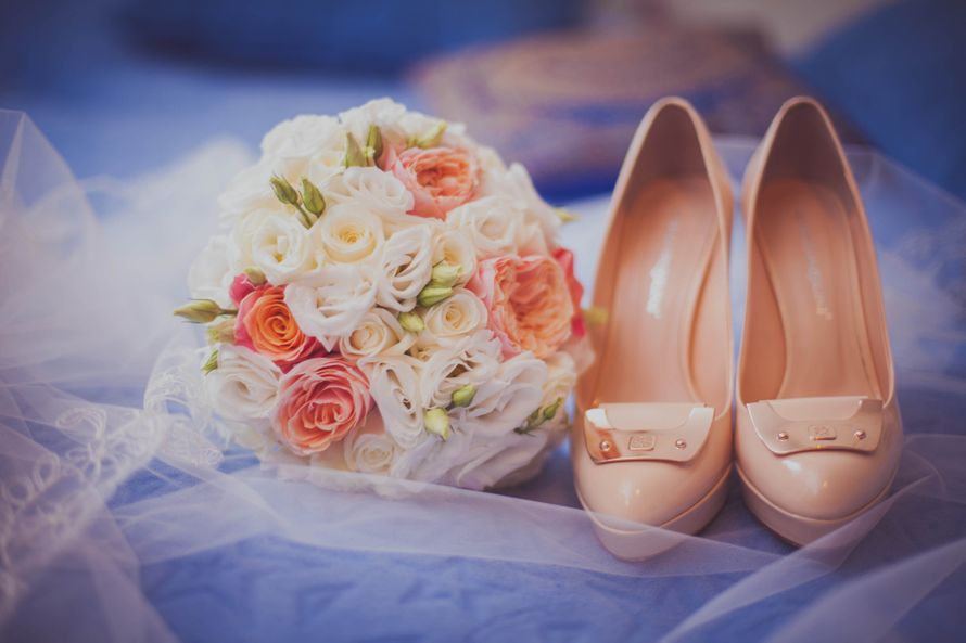 Розовые туфли невесты и букет невесты в круглом стиле из розовых, белых роз и белых эустом - фото 1630255 kotoraia-krasavica