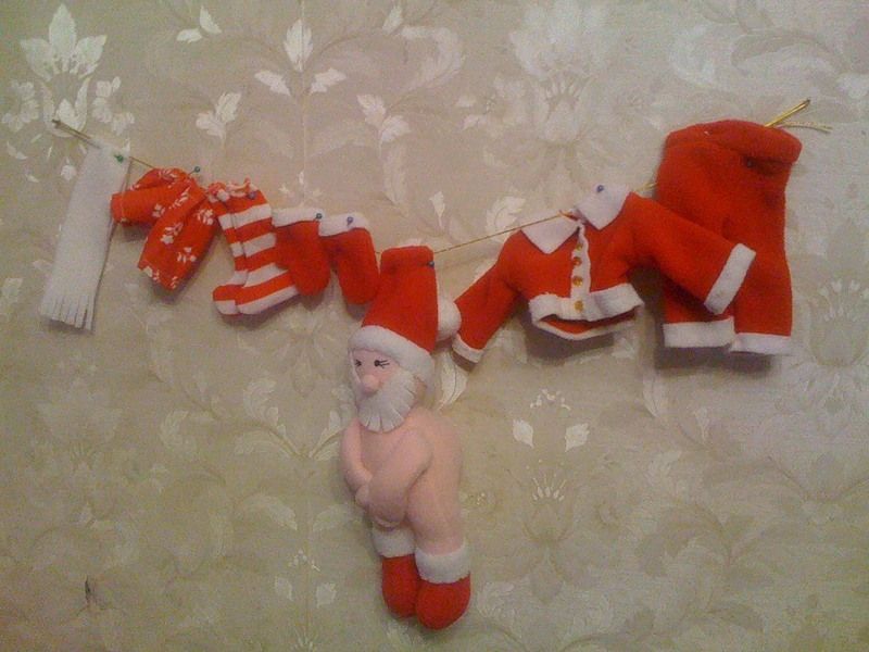 дед мороз на лестнице. санта на лестнице. санта клаус 120 см на лестнице. дед мороз на лестнице. дед мороз лезет в окно игрушка.