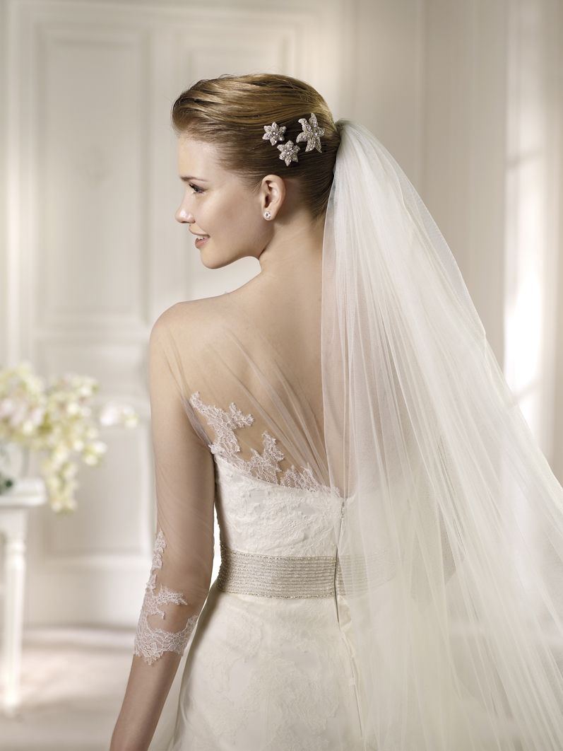 Невеста  в прямом платье со шлейфом и с кружевным корсетом с рукавами и V-вырезом  - фото 980507 Свадебный бутик "Sposa moda"