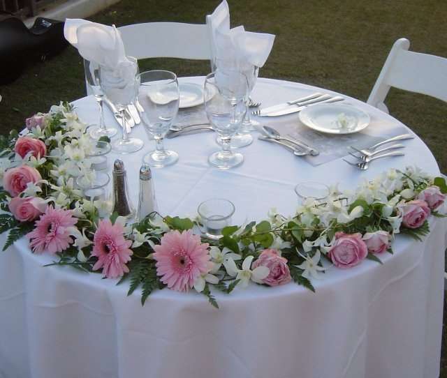 Композиция для декора стола из розовых гербер, белых орхидей дендробиум, папоротника и плюща.  - фото 2587469 Цветочный магазинчик - услуги оформления