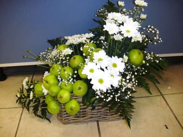 Зеленые яблоки, белая хризантемы, гипсофила и папоротник в композиции для декора.  - фото 2587649 Цветочный магазинчик - услуги оформления