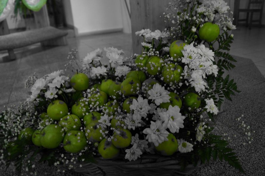Композиция из зеленых яблок, белых кустовой и ромашковой хризантем, гипсофилы и папоротника в плетенной корзине.  - фото 2587653 Цветочный магазинчик - услуги оформления