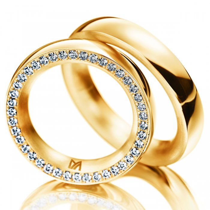 Обручальные кольца из желтого золота с бриллиантами, на белом фоне. - фото 550400 Обручальные кольца "Best gold service"