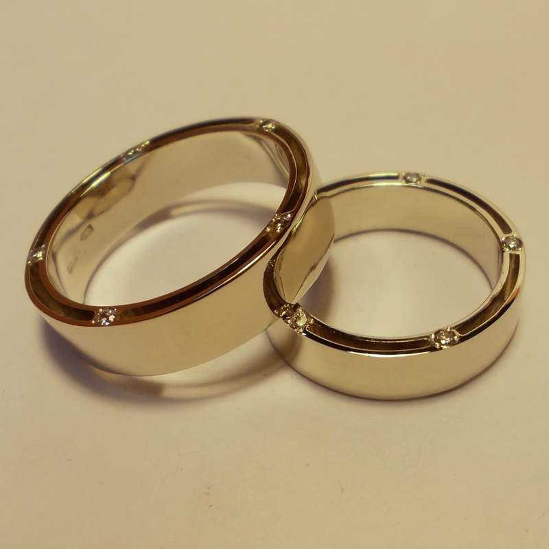 Обручальные кольца, выполненные в классическом стиле с бриллиантами, на желтом фоне. - фото 660317 Обручальные кольца "Best gold service"