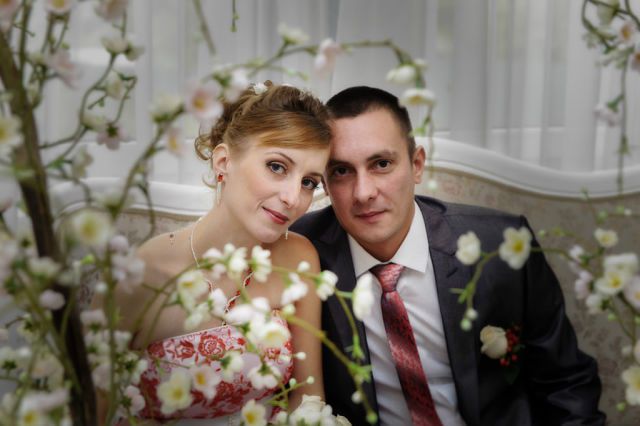 невеста и жених в комнате в загсе с цветами на переднем плане - фото 1310617 Фотограф Владимир Скранжевский