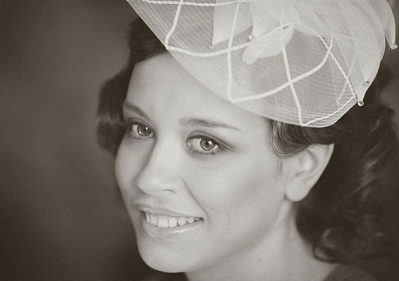 Причёску невесты украсила белая шляпка-вуалетка из кринолина - фото 866745 Фотограф Бубнова Анастасия