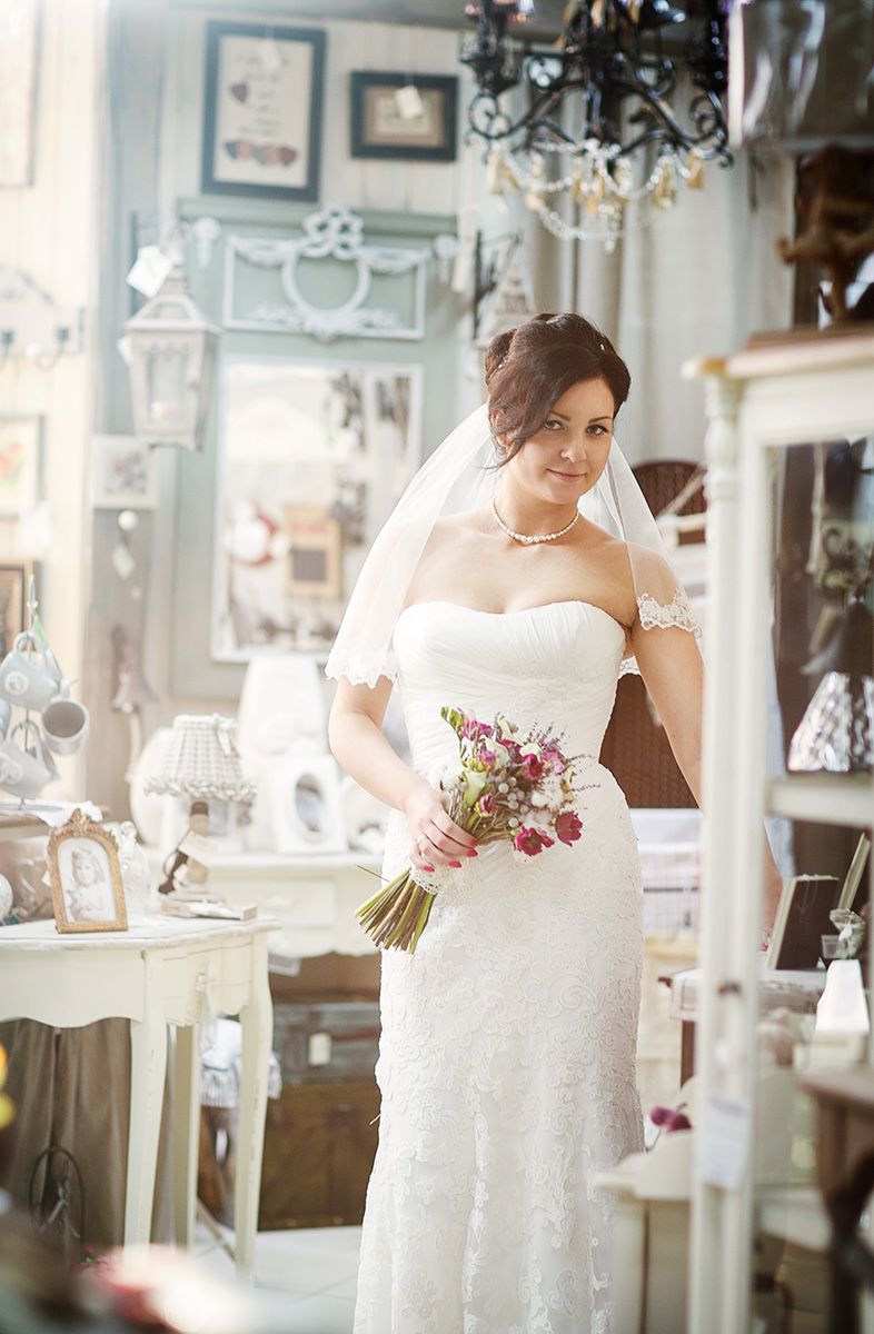 Невеста в прямом классическом кружевном платье со шлейфом  - фото 2181664 Александр Передерий - свадебный фотограф