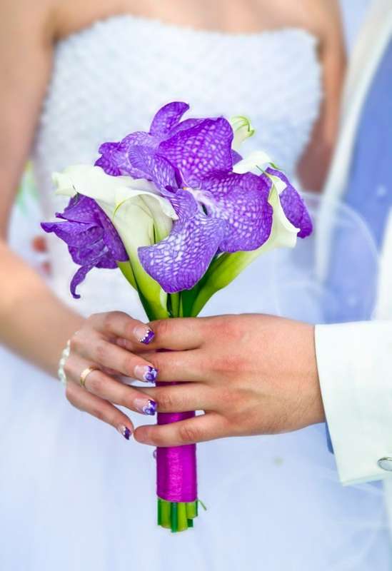 Букет невесты из белых калл и сиреневых орхидей, завязанный сиреневой атласной лентой  - фото 2433913 ЮликС