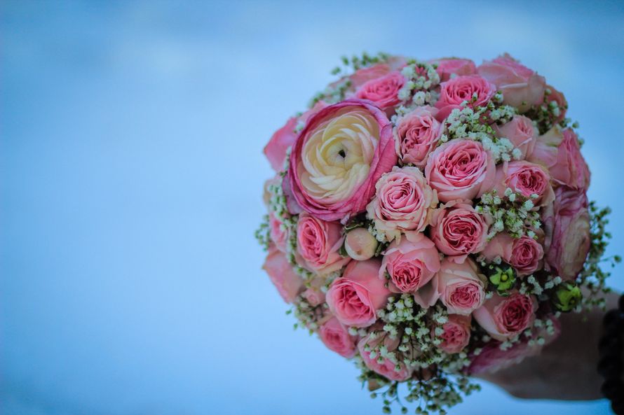 Букет невесты из розовых роз и ранункулюсов, белой гипсофилы, в круглом стиле  - фото 894469 Мастерская флористики и декора Лианы Полянской