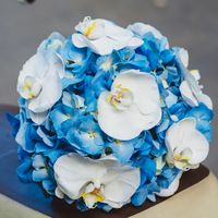 Круглый букет невесты из голубых гортензий и белых орхидей