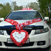 Свадебные украшения на машину напрокат в красно-белом цвете