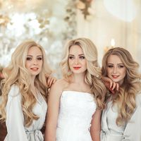 Сестры - тройняшки! Кристина и Анастасия выдают замуж Юлиану (в центре)