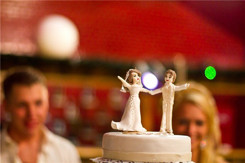Свадебный тортик, украшенный фигурками танцующих жениха и невесты   - фото 1383745 катюТка