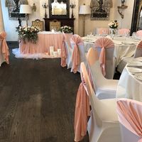 Нежнейшее персиковое оформление зала с флористикой из живых цветов