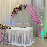 Стол молодых с декором из искусственных цветов