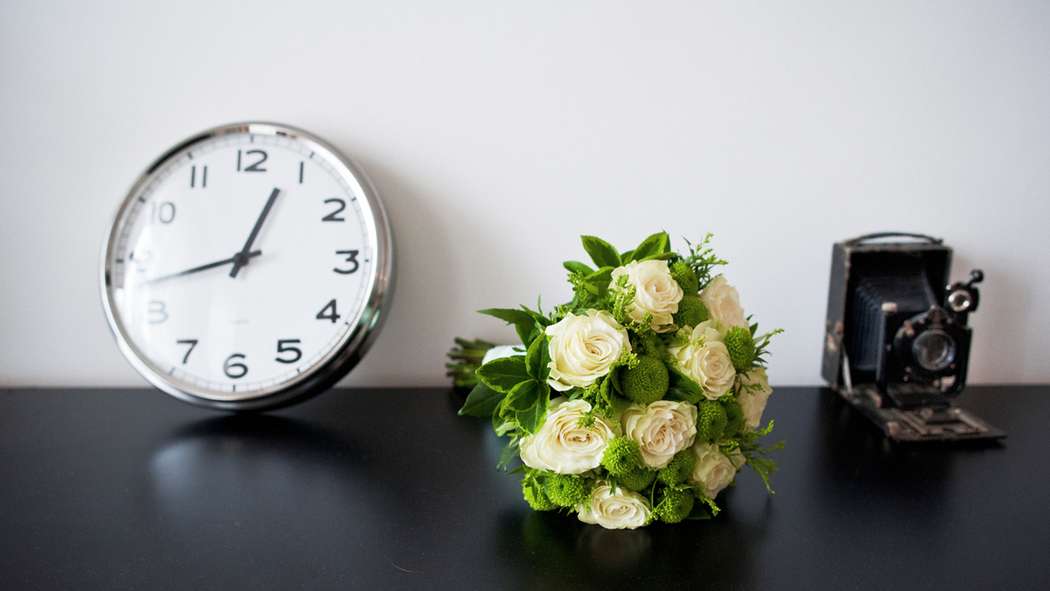 Букет невесты из белых роз, зеленых веточек и зеленых хризантем - фото 1866025 Светлана и Евгений Щемелевы