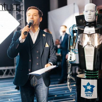Робот-соведущий церемонии
