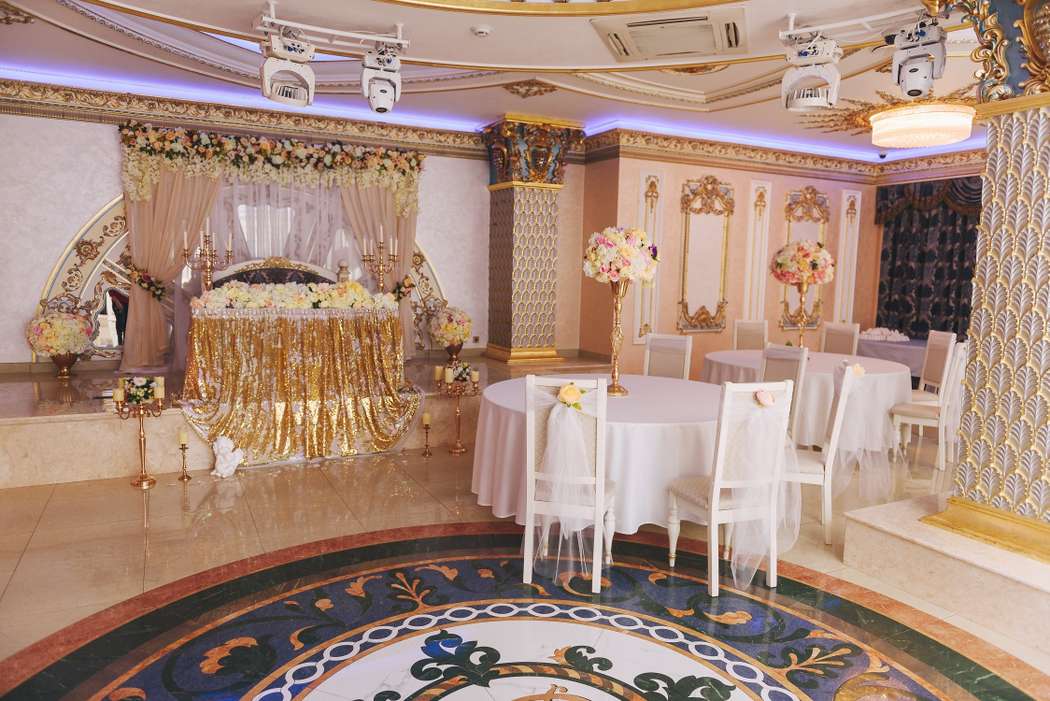 Золотые, высокие подставки для цветов на столы для гостей - фото 18453472 ArtMikc - оформление свадеб