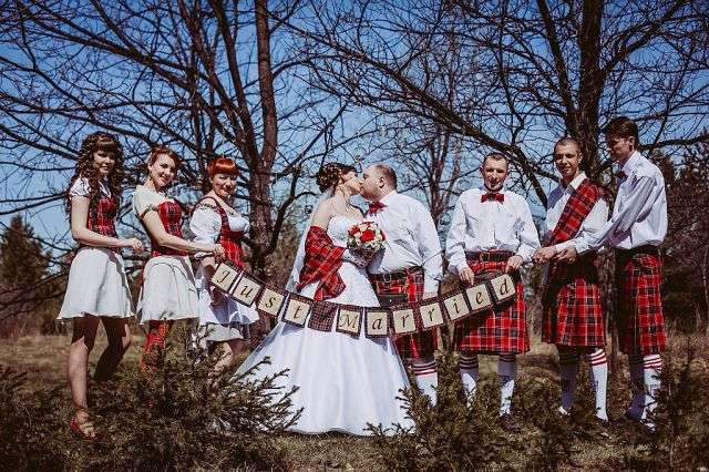 Друзья жениха и подружки невесты в шотландских костюмах, на солнечной поляне, держат табличку с надписью возле жениха и невесты - фото 2284954 Декоратор Оксана Шмойлова
