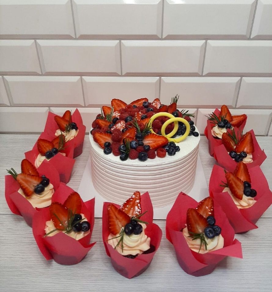 Торты с цветочно-ягодным декором, 1 кг