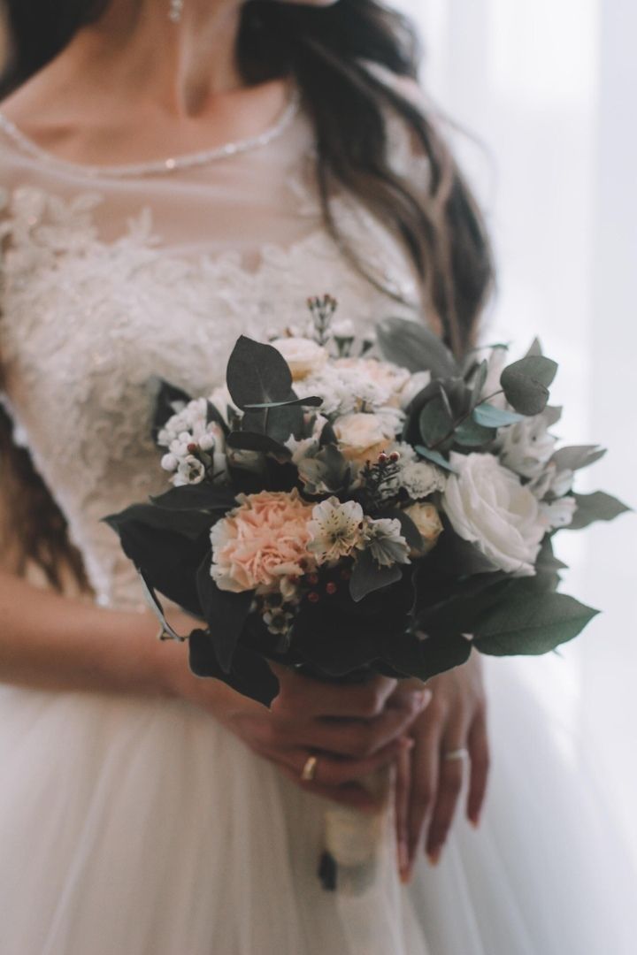Букет невесты с разными цветами 