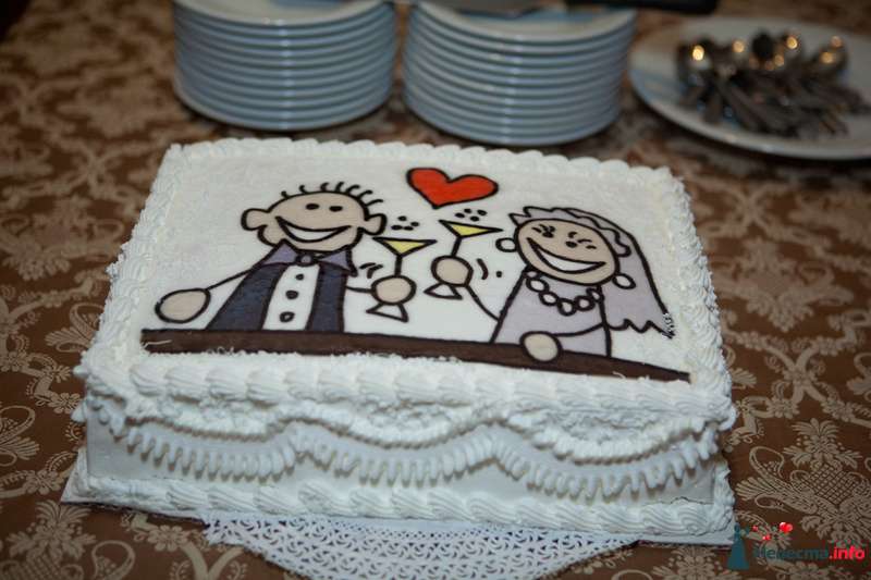 Белый свадебный торт, украшенный рюшами и рисунком молодых - фото 132717 Zmeyka